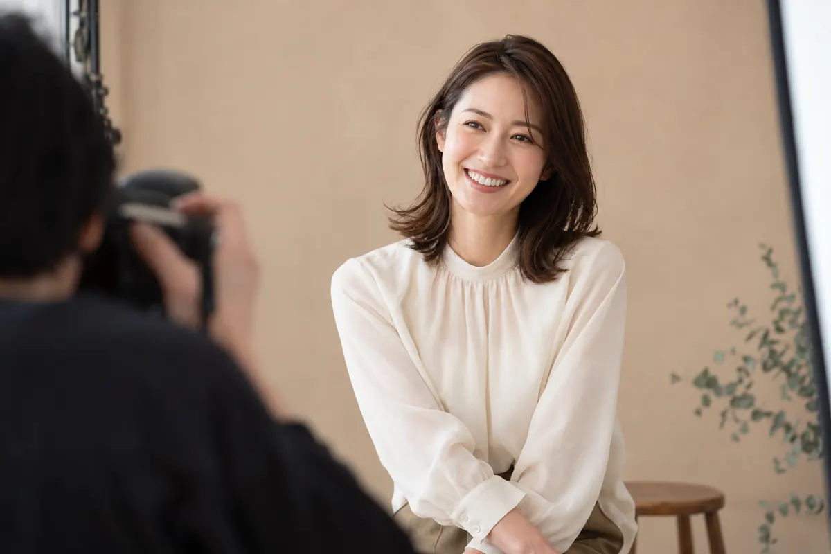 写真スタジオで婚活プロフィール用の撮影をする女性のイメージ
